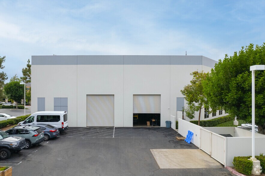 18 Bunsen, Irvine, CA à vendre - Photo de l’immeuble – Image 2 sur 8