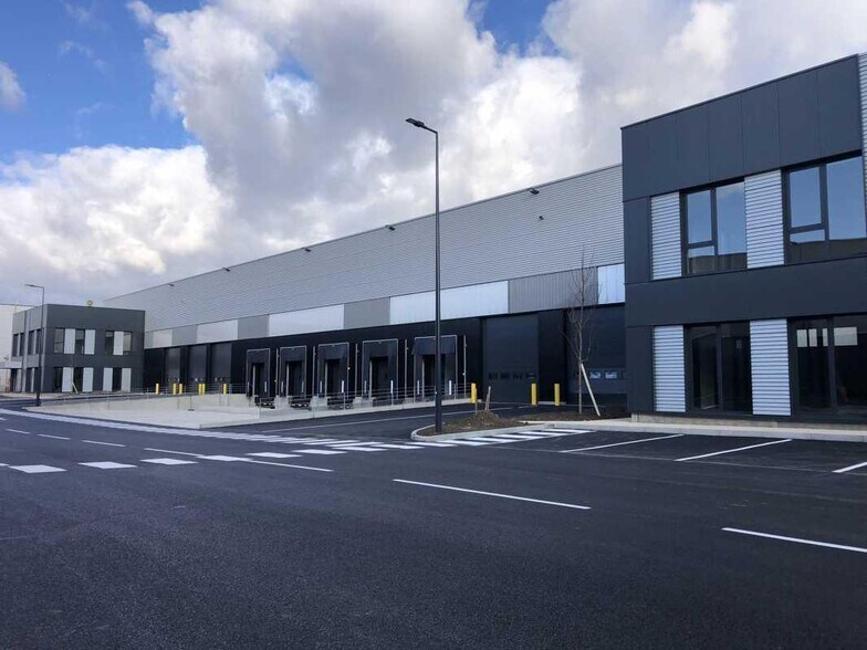 51 Rue Du Commandant Rolland, Le Bourget à louer - Photo de l’immeuble – Image 1 sur 17