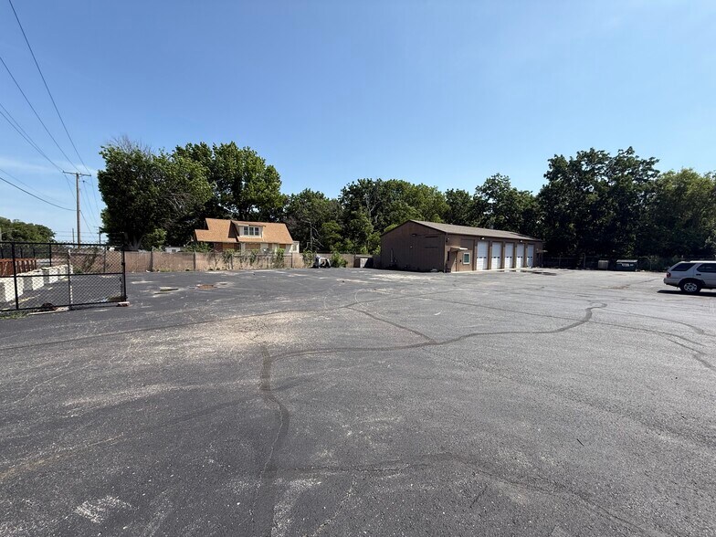 11413 Hickman Mills Dr, Kansas City, MO à louer - Photo de l’immeuble – Image 3 sur 15