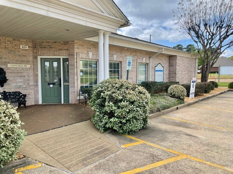 613 Russell Blvd, Nacogdoches, TX à louer - Photo principale – Image 1 sur 19