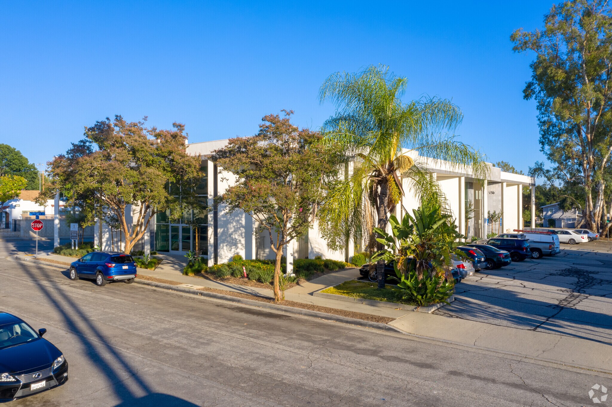 150 E Meda Ave, Glendora, CA à louer Photo de l’immeuble– Image 1 sur 8