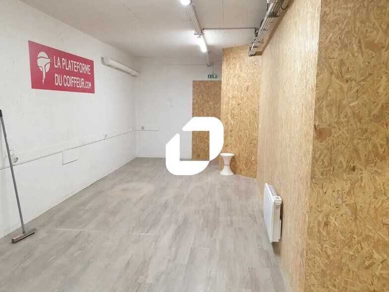 Local d’activités dans Le Kremlin-Bicêtre à louer - Photo de l’immeuble – Image 2 sur 14