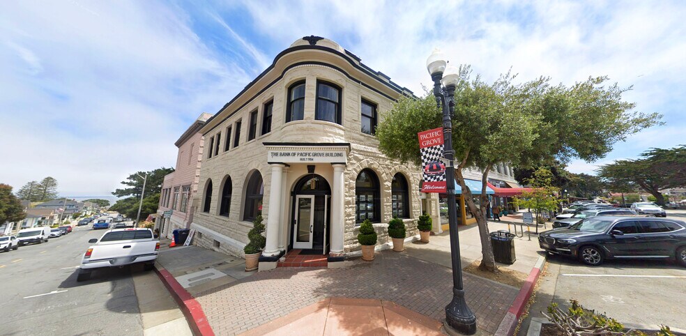 572 Lighthouse Ave, Pacific Grove, CA à louer - Photo de l’immeuble – Image 1 sur 4