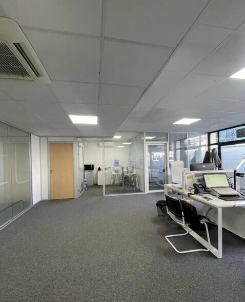 Bureau dans Levallois-Perret à louer - Photo de l’immeuble – Image 2 sur 6