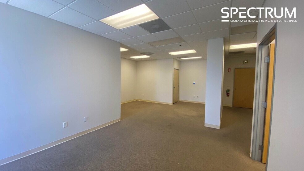 28368 Constellation Rd, Valencia, CA à louer - Photo de l’immeuble – Image 3 sur 10