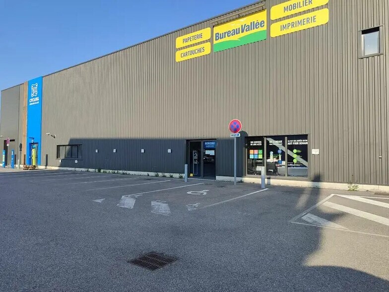 Bureau dans Bourgoin-Jallieu à vendre - Photo de l’immeuble – Image 2 sur 9