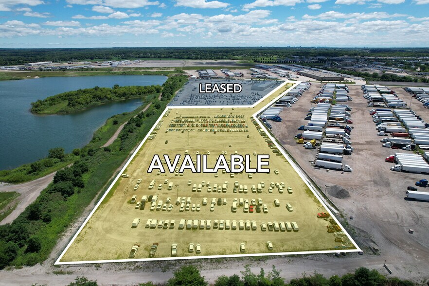 900 Christina Dr, East Dundee, IL à louer - Photo de l’immeuble – Image 2 sur 3