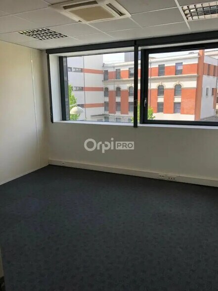 Bureau dans Reims à louer - Photo de l’immeuble – Image 3 sur 10