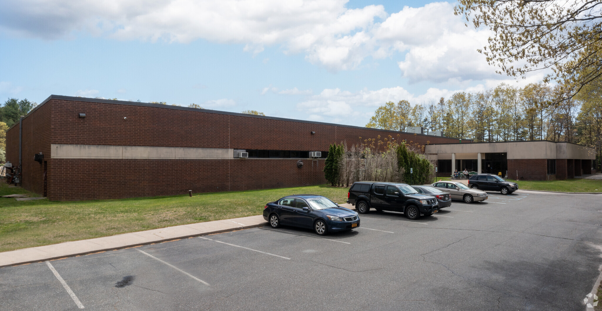 49 Natcon Dr, Shirley, NY à louer Photo principale– Image 1 sur 5