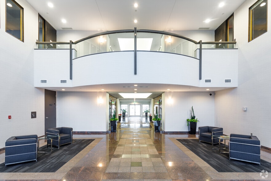 38705 7 Mile Rd, Livonia, MI à louer - Hall d’entrée – Image 3 sur 17