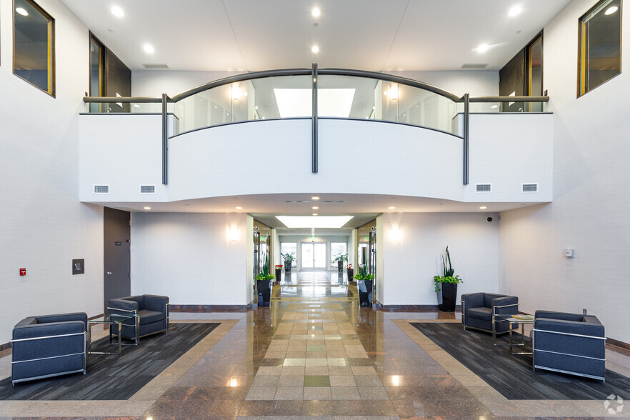 38705 7 Mile Rd, Livonia, MI à louer - Hall d’entrée – Image 3 sur 17