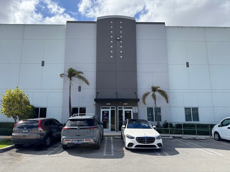 8565 W 44th Ave, Hialeah, FL à vendre - Photo de l’immeuble – Image 3 sur 28