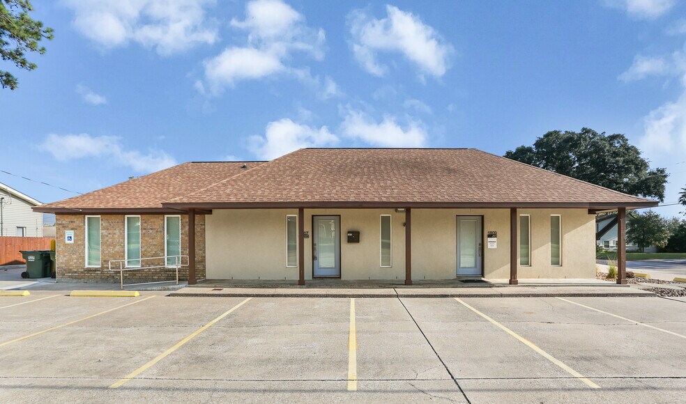 1807 Grand Ave, Liberty, TX à louer - Photo de l’immeuble – Image 2 sur 11