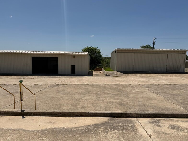 161 County Road 777, Devine, TX à vendre - Photo de l’immeuble – Image 2 sur 18