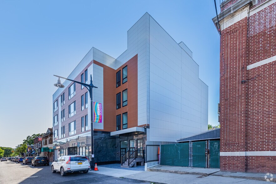21433 41st Ave, Bayside, NY à louer - Photo de l’immeuble – Image 1 sur 6