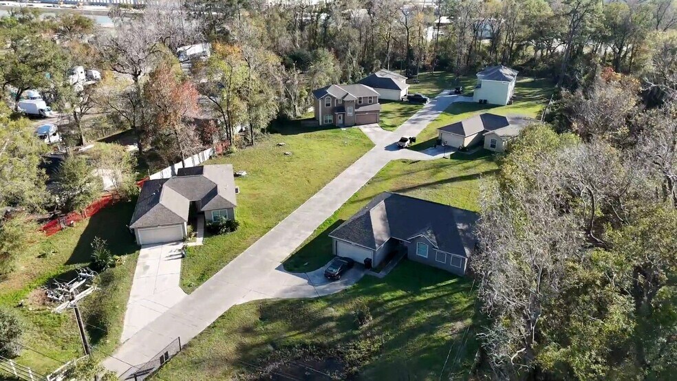 9104 N Green River Dr, Houston, TX à vendre - Vidéo sur l’annonce professionnelle – Image 2 sur 4