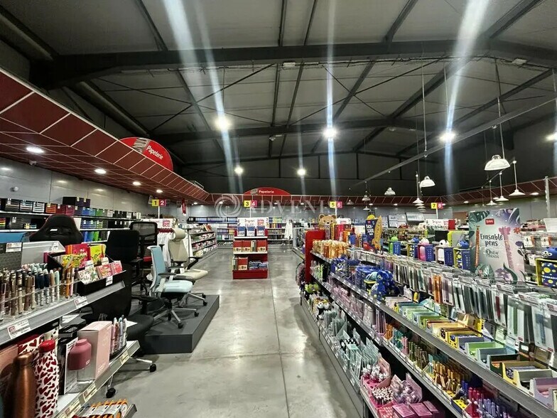 Local commercial dans à vendre - Photo de l’immeuble – Image 2 sur 11