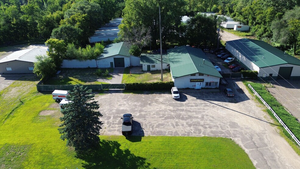 6943 Lake Dr, Circle Pines, MN à louer - Photo de l’immeuble – Image 1 sur 3