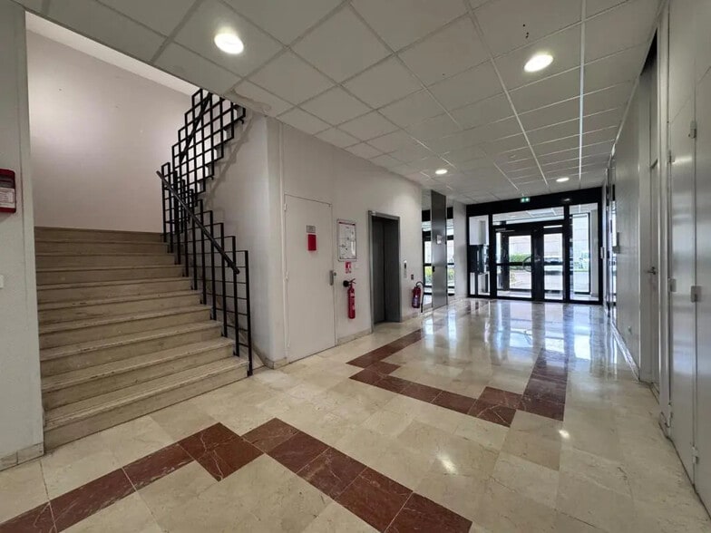 Bureau dans Rosny-sous-Bois à louer - Hall d’entrée – Image 3 sur 9