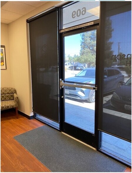 609-611 N Akers St, Visalia, CA à louer - Photo intérieure – Image 3 sur 19