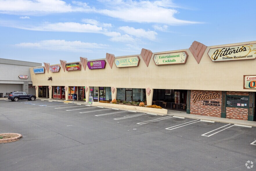 5881-5965 Warner Ave, Huntington Beach, CA à louer - Photo de l’immeuble – Image 2 sur 6