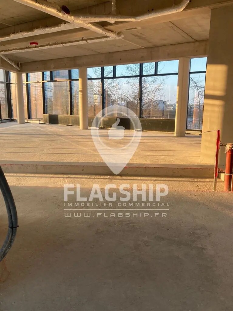 Local commercial dans Puteaux à louer Photo de l’immeuble– Image 1 sur 3