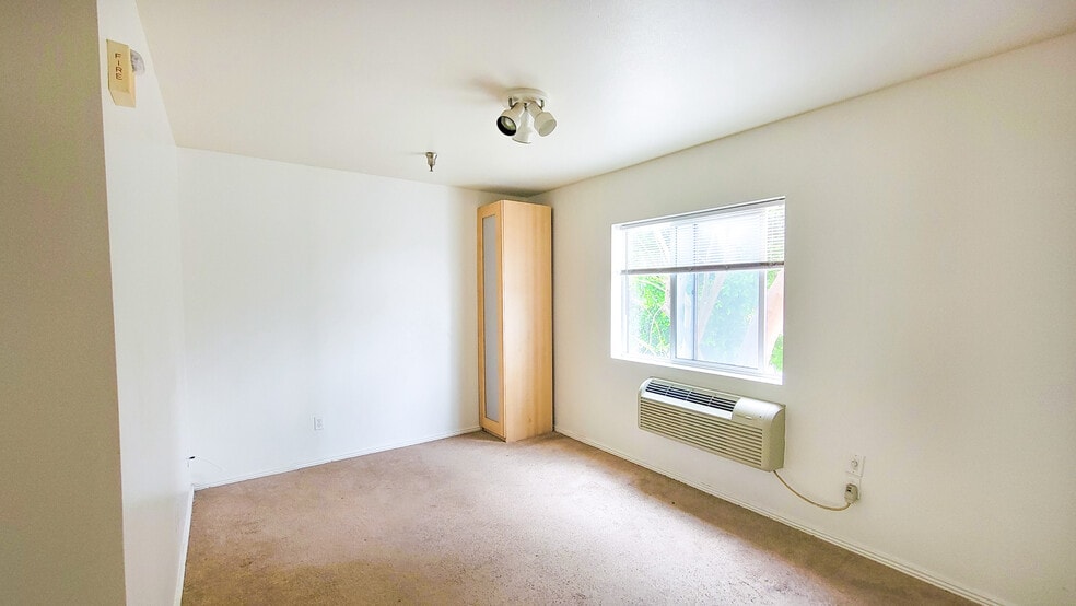 5073 Huntington Dr N, Los Angeles, CA à vendre - Photo de l’immeuble – Image 3 sur 11