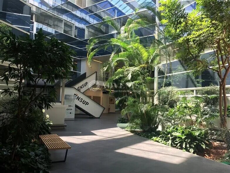 Bureau dans Guyancourt à louer - Photo de l’immeuble – Image 1 sur 5