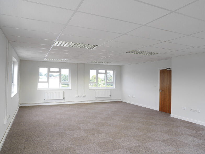 Stephenson Way, Crawley à vendre - Photo de l’immeuble – Image 3 sur 10