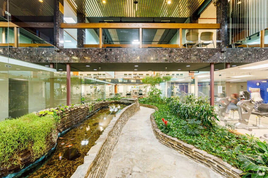 26400 W 12 Mile Rd, Southfield, MI à louer - Hall d’entrée – Image 3 sur 6