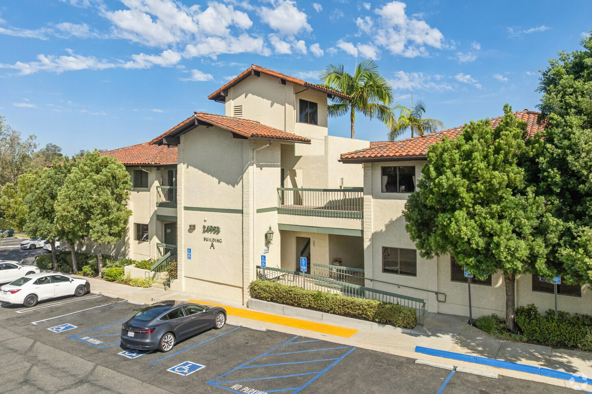 24953 Paseo De Valencia, Laguna Hills, CA à louer Photo de l’immeuble– Image 1 sur 10