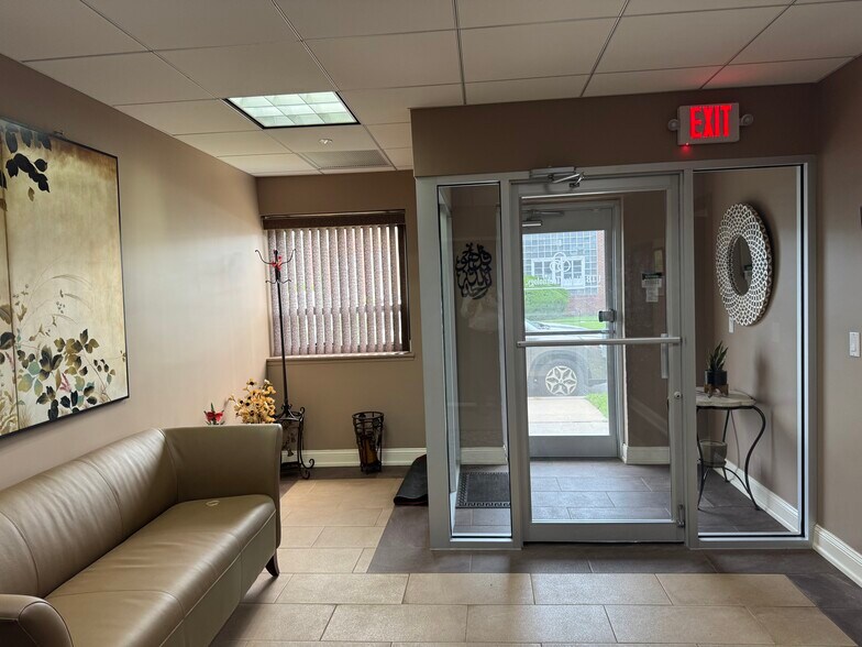 146 E 2nd St, Mineola, NY à vendre - Photo de l’immeuble – Image 3 sur 14