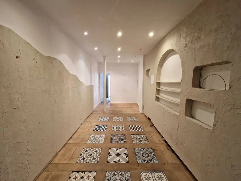 100 Rue Truffaut, Paris à louer - Photo de l’immeuble – Image 2 sur 5