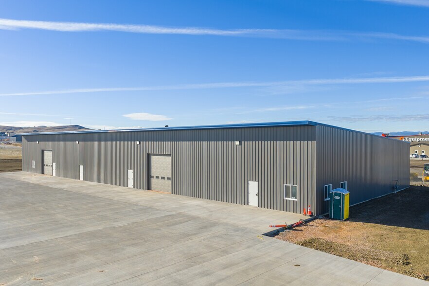 4651 Seger dr, Box Elder, SD à louer - Photo de l’immeuble – Image 2 sur 8