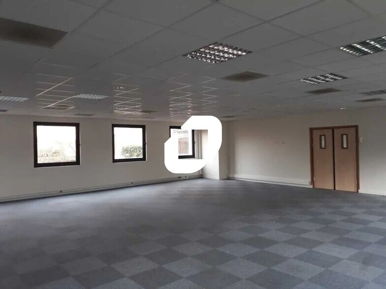 Local d’activités dans Villebon-sur-Yvette à louer - Photo de l’immeuble – Image 2 sur 7