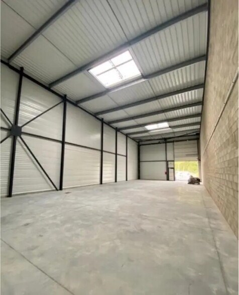 Local d'activités dans Aubergenville à vendre - Photo de l’immeuble – Image 3 sur 15