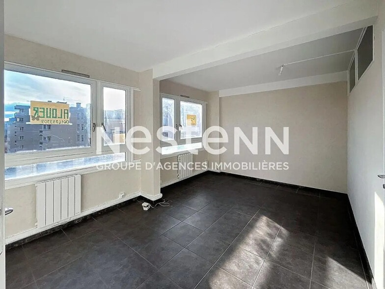 Bureau dans Bron à louer - Photo intérieure – Image 2 sur 8