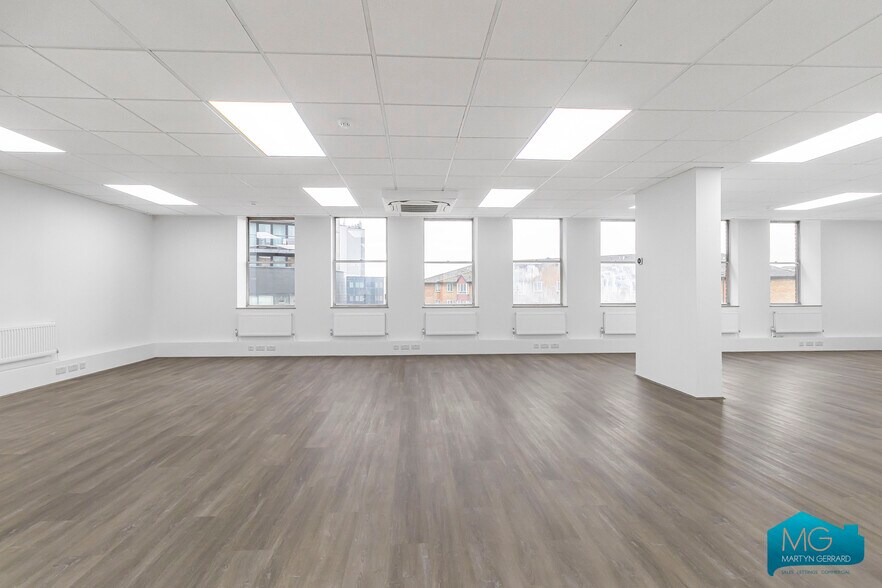 311 Ballards Ln, Londres à louer - Photo de l’immeuble – Image 1 sur 27