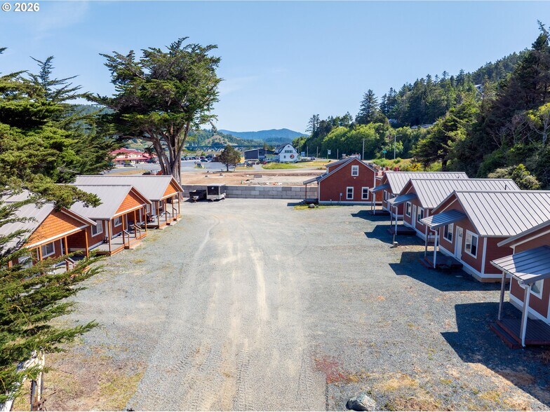 29940 Harbor Way, Gold Beach, OR à vendre - Photo de l’immeuble – Image 2 sur 48