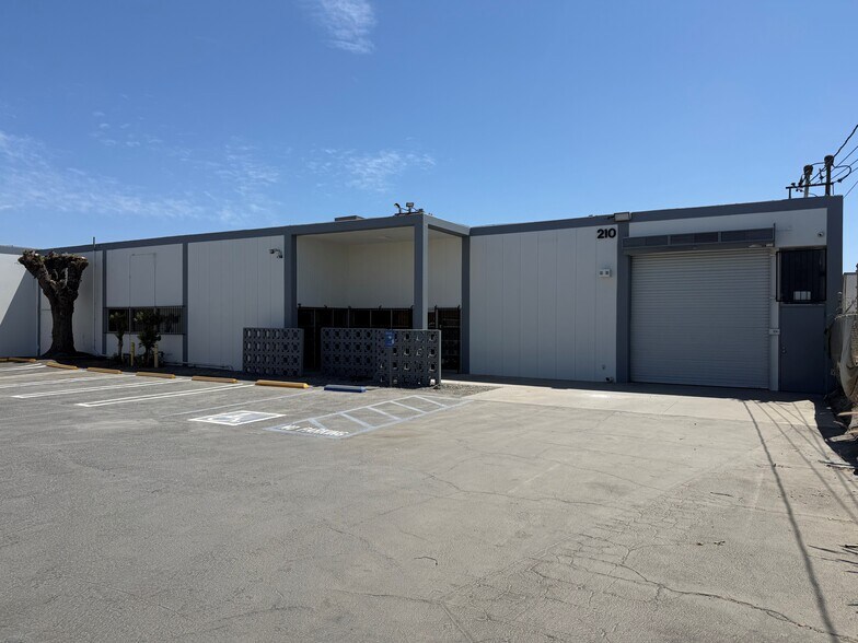 210 W 131th St, Los Angeles, CA à louer - Photo de l’immeuble – Image 1 sur 7
