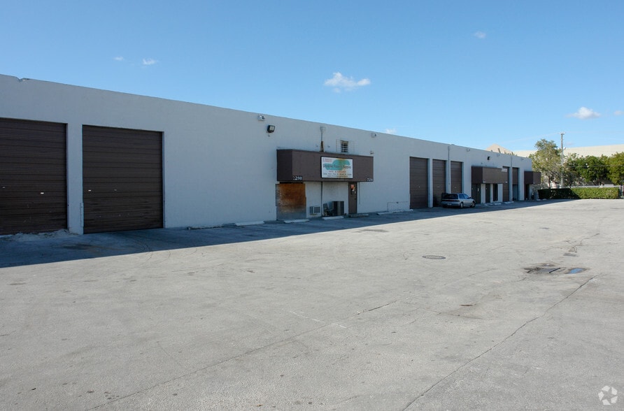 7282-7302 NW 70th St, Miami, FL à louer - Photo de l’immeuble – Image 3 sur 13