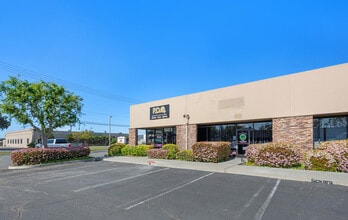 1410 Grand Ave, San Marcos, CA à louer Photo de l’immeuble– Image 2 sur 3