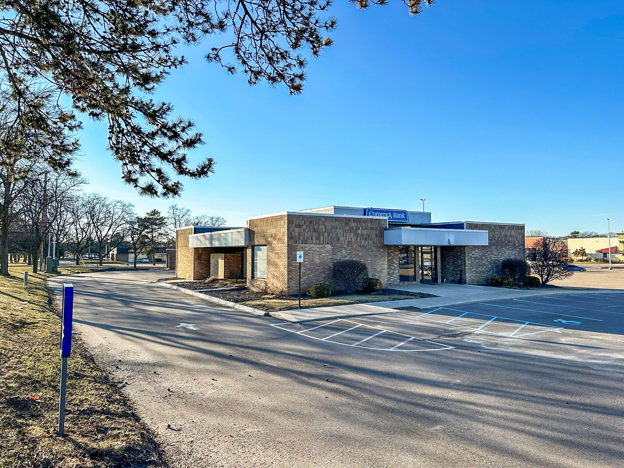 5510 W Saginaw Hwy, Lansing, MI à vendre Photo de l’immeuble– Image 1 sur 11