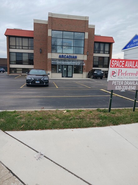 880 N York Rd, Elmhurst, IL à louer - Photo de l’immeuble – Image 2 sur 13