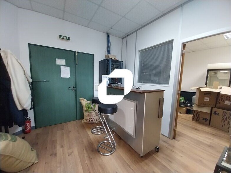 Local d’activités dans Voisins-le-Bretonneux à louer - Photo intérieure – Image 1 sur 6