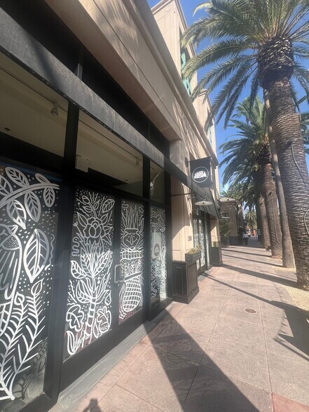 201-213 W Center Street Promenade, Anaheim, CA à louer - Photo de l’immeuble – Image 3 sur 23