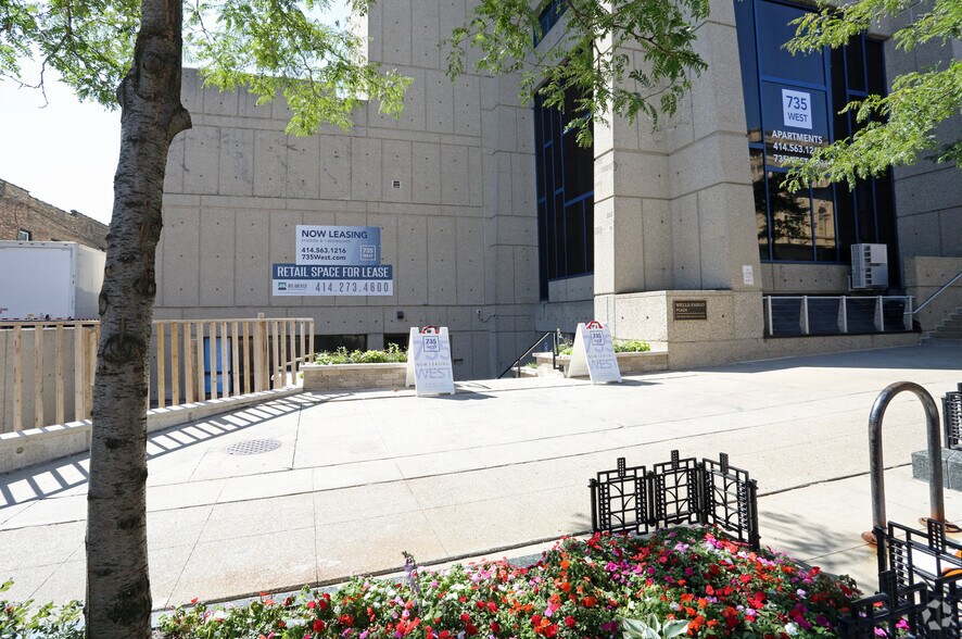 735 W Wisconsin Ave, Milwaukee, WI à vendre - Photo de l’immeuble – Image 3 sur 22