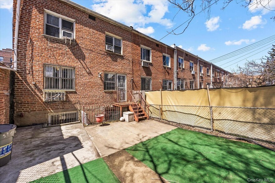 5263 65th Pl, Maspeth, NY à vendre - Photo de l’immeuble – Image 2 sur 18