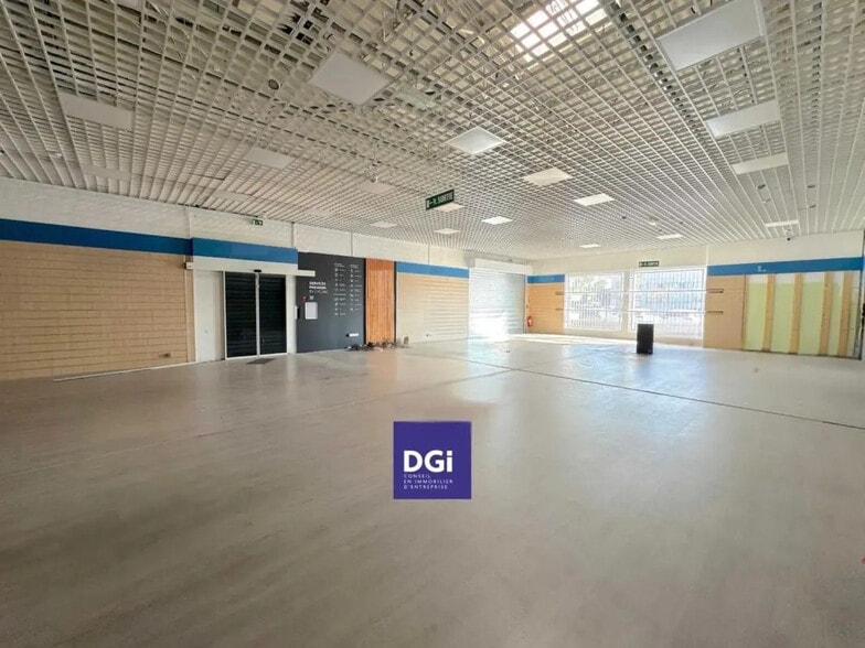 Local commercial dans Nîmes à louer - Photo de l’immeuble – Image 3 sur 4