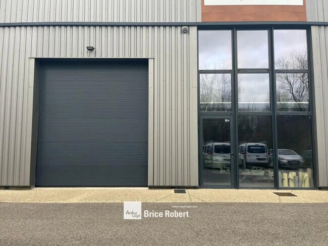 Plus de détails pour 3 Rue De La Pierre Bleue, Chaponost - Bureau, Local d'activités à louer